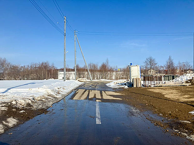 【現地写真】
南西側幅員はゆったり約9mございます。見通しが良く、お車のすれ違いや駐車もラクラクですね。
（2026年3月撮影）