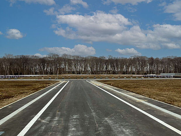 【現地写真】
緑も豊かでのびのびと暮らせる環境も魅力のポイントです。お散歩やジョギングなどの趣味も楽しめますね。
(2026年4月撮影)