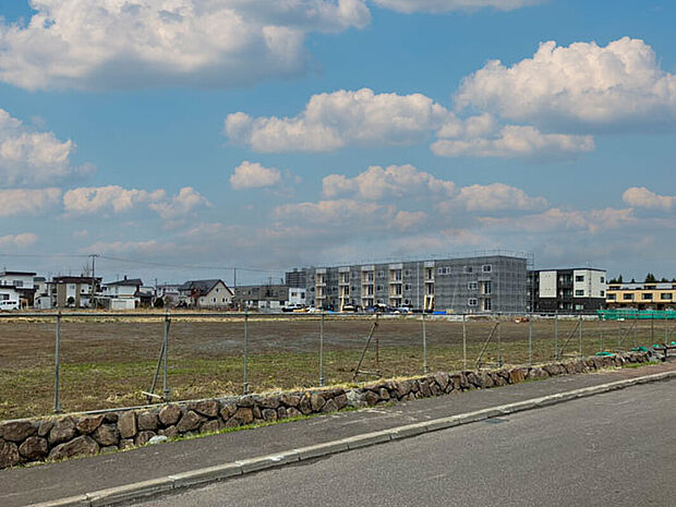 【現地写真】
幅員約8mのゆとりある道路に面し陽当り・風通しも良好。見通しが良くお車でのすれ違いもしやすい立地です。
(2026年4月撮影）