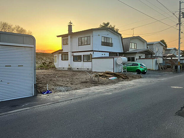 【現地写真】
幅員約8mの公道に接道した立地で開放感がございますお車でのすれ違いや駐車もしやすいですね。
(2026年4月撮影)