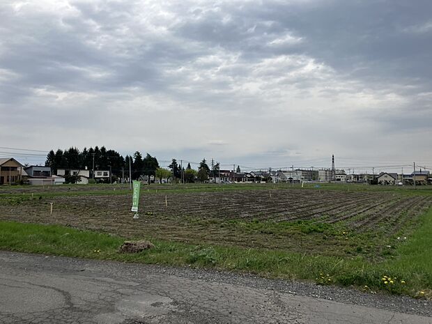【現地写真】
幅員8~27mの公道に面し開放感がございます。ゆとりある暮らしを実現できますね。お車でのすれ違いや駐車もスムーズです。
(2026年5月撮影)