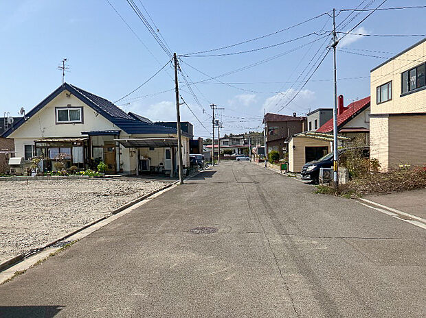 【現地写真】
小中学校まで徒歩10分圏内で、お子様の通学や送り迎えもしやすい立地。子育て世帯にもおすすめです。
(2026年4月撮影）