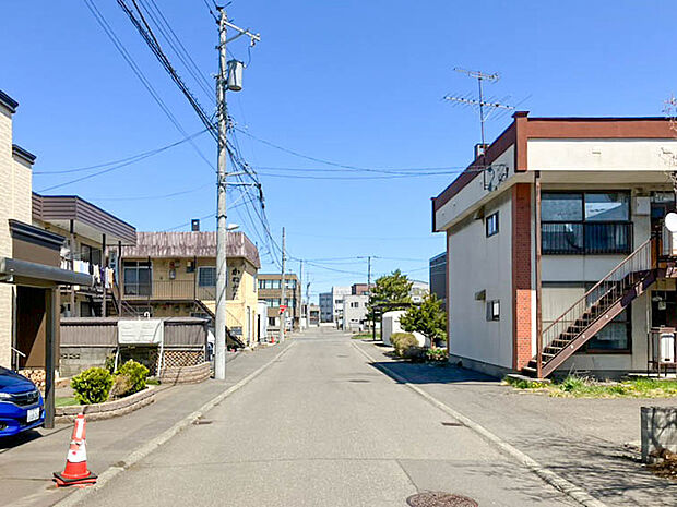 【現地写真】
食料品から日用品まで揃う「イオン苗穂店」までお車で約5分。ぜひ周辺環境と合わせて現地をご覧ください。
(2026年5月撮影）