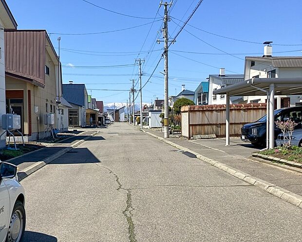 【現地写真】
幅員約8.5mの見通しの良い道路に面しております。お車でのすれ違いや駐車もラクラクですね。
(2026年5月撮影）