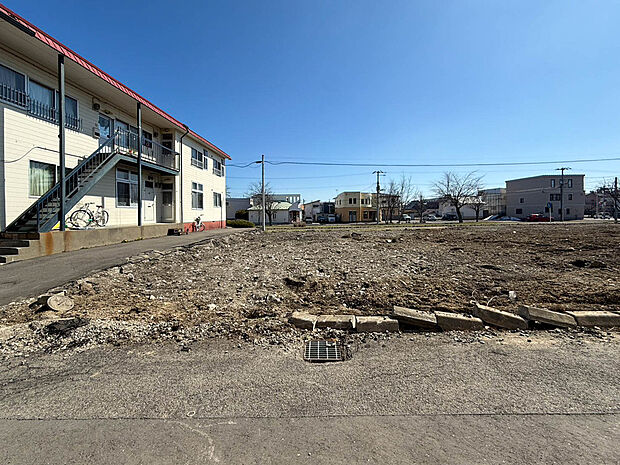 【現地写真】
土地の広さや建設後のイメージをすぐに確認できる更地。解体費用が掛からないのも嬉しいポイントです。
(2026年5月撮影)