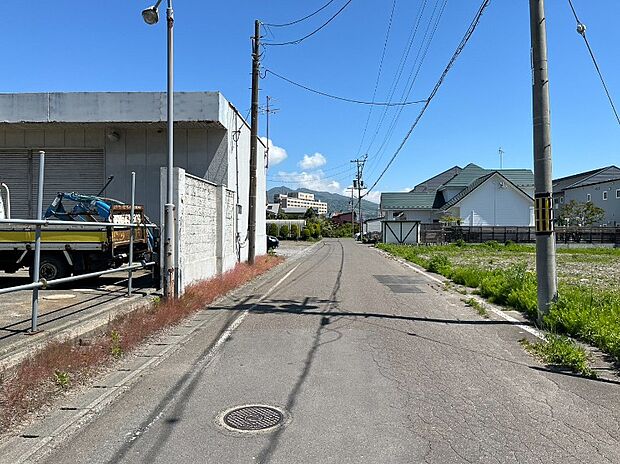【現地写真】
幅員5ｍ以上のゆとりある前面道路です。すれ違いや駐車もしやすく、快適なカーライフをサポートします。
(2026年6月撮影）