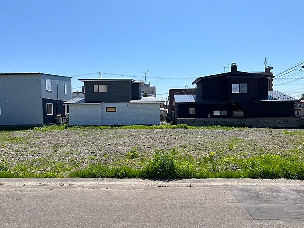 【現地写真 中地】
開放感と存在感を感じられる、広い間口の土地です。カースペースやお庭もご検討いただけます。
(2026年6月撮影）