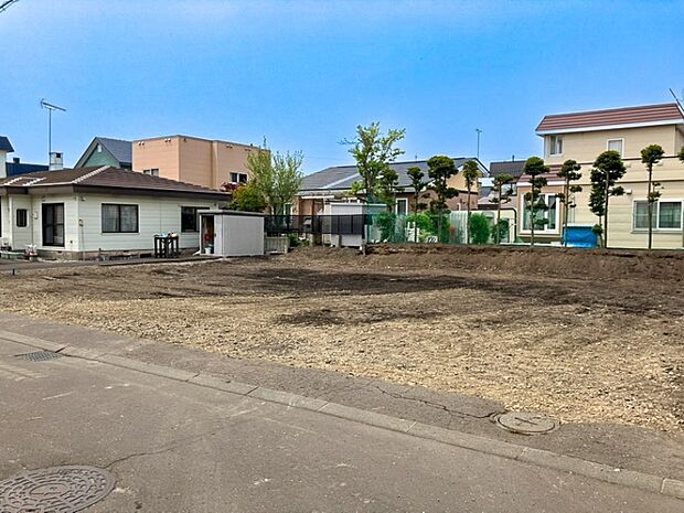 【現地写真】
敷地面積を有効に活用した建物が建てやすい整形地。現在更地のため土地の広さや形状を確認することもできます。
(2026年5月撮影）