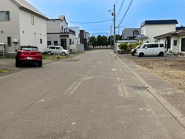 【現地写真】
徒歩圏内には教育機関や生活利便施設が揃い住環境良好。子育てにも優しい立地です。
(2026年5月撮影）