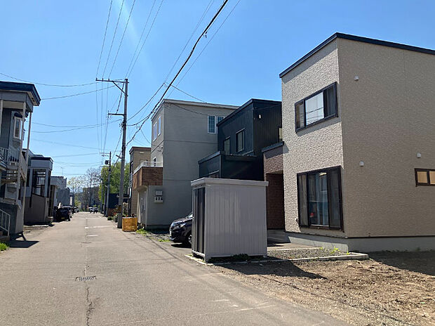 【現地写真】
南道路に面し、陽当りや風通しも期待でき、ゆったりと暮らしやすい環境です。車通りも少ないため、落ち着いた住環境となっております。
(2026年6月撮影)