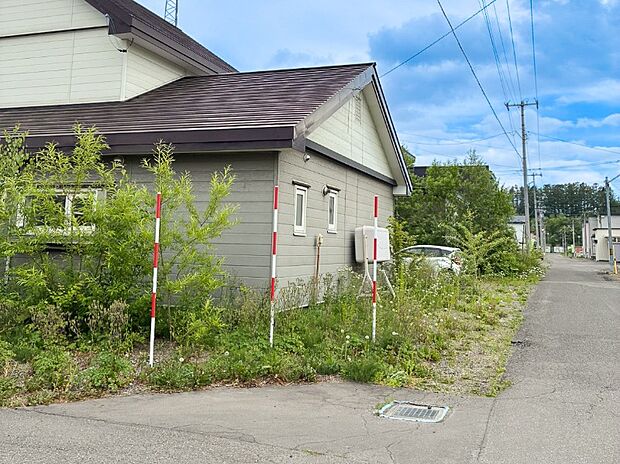 【現地写真】
角地につき2方向からの光や風を取り込みやすい区画です。建物の配置がしやすく、開放感のある住まいづくりを考えやすい立地です。
（2026年7月撮影）