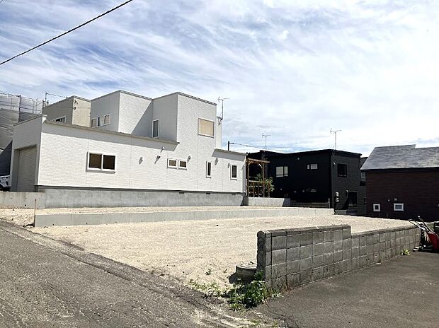 【現地写真】
東西線「南郷18丁目」駅や、「月寒東3条19丁目」バス停もご利用いただけます。お出掛けがしやすく通勤や通学にも便利な立地です。
(2026年7月撮影)