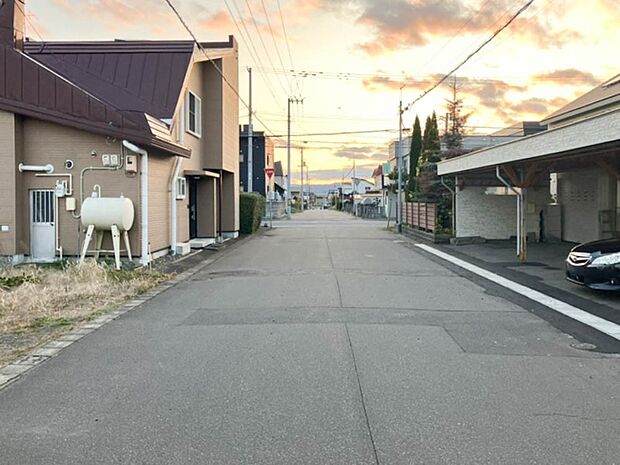 【現地写真】
幅員約8mの道路に面し陽当り良好、開放感がございます。お車でのすれ違いや駐車もしやすい立地です。
(2026年7月撮影)