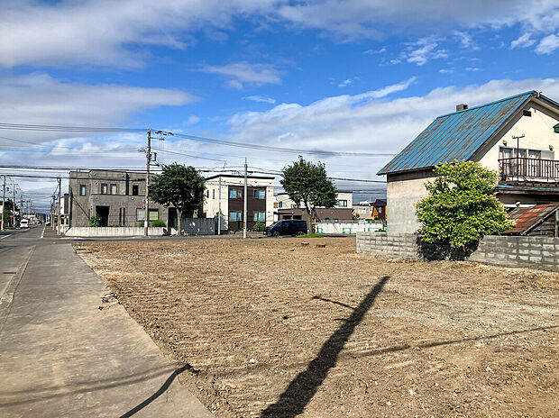【現地写真】
全6区画の分譲地が誕生。角地を含む開放感あふれる区画で、明るく心地よい住環境が魅力です。
（2026年7月撮影）