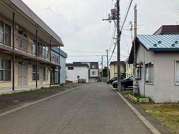 【現地写真】
約6mの広い道路に面しながら、車通りが少なく、お子様ものびのび過ごせる住環境。毎日の外出もスムーズですね。
(2026年8月撮