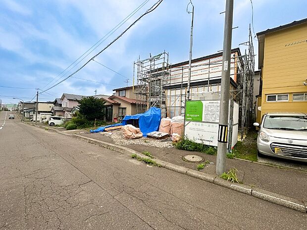 【現地写真】
見通しの良い道路は、お住まいの見栄えが良くなるだけでなく、安全性・防犯性も高まりますね。
(2026年8月撮影)