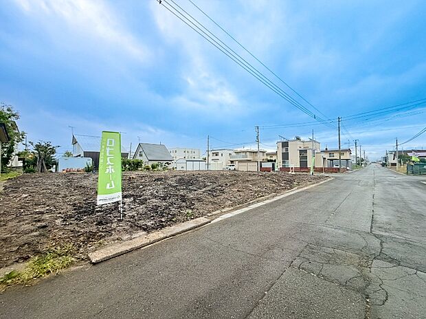 【現地写真 南東側右向き】
解体費用の掛からない更地です。お引渡し後はスムーズに理想の住まいづくりを始められます。土地の広さや陽当りの良さもご確認いただけます。
(2026年8月撮影)