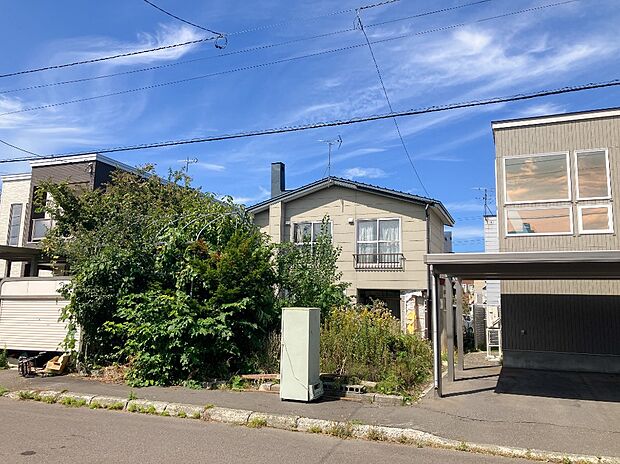 【現地写真】
低層住宅専用地域のため、落ち着いた街並みが広がる穏やかな住環境。周辺に高い建物も少なく陽当り良好の売地が登場です。
（2026年9月撮影）
