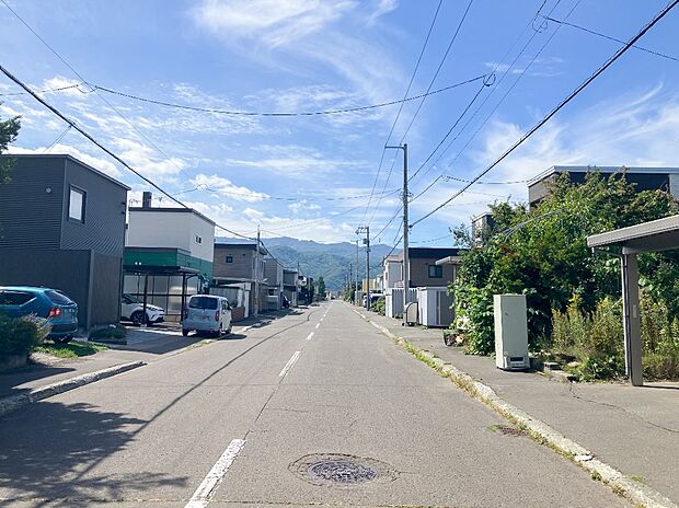 【現地写真】
見通しの良い前面道路が続き、開放感を感じられる立地。お車の出し入れもラクラクですね。自然を身近に感じられる眺望も魅力です。
（2026年9月撮影）