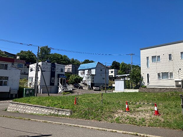 【現地写真】
南北線「真駒内」駅まで徒歩約17分の落ち着いたロケーションに登場の全2区画の売地です。周辺には高い建物も少なく開放感がございます。
(2026年8月撮影)
