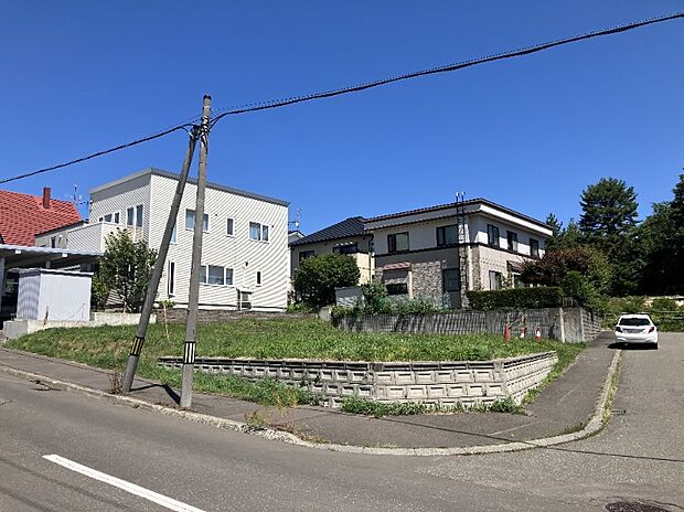 【現地写真】
角地に位置し陽当り・通風良好!快適に過ごせるお住まいが実現できる立地です。現在更地のため土地の広さや陽当りの良さなどを確認することができます。
(2026年8月撮影)