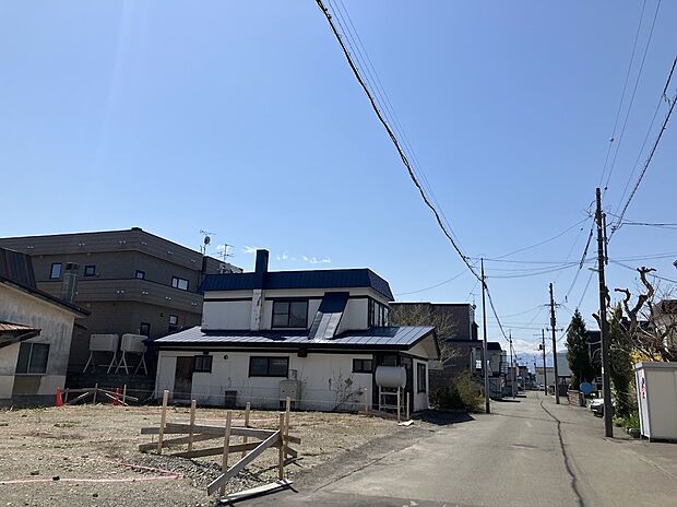 【現地写真】
落ち着いた住宅街の一画につき住環境良好。徒歩10分圏内には教育機関や商業施設などが揃う便利な立地で、子育世帯にもおすすめです。
(2026年9月撮影)