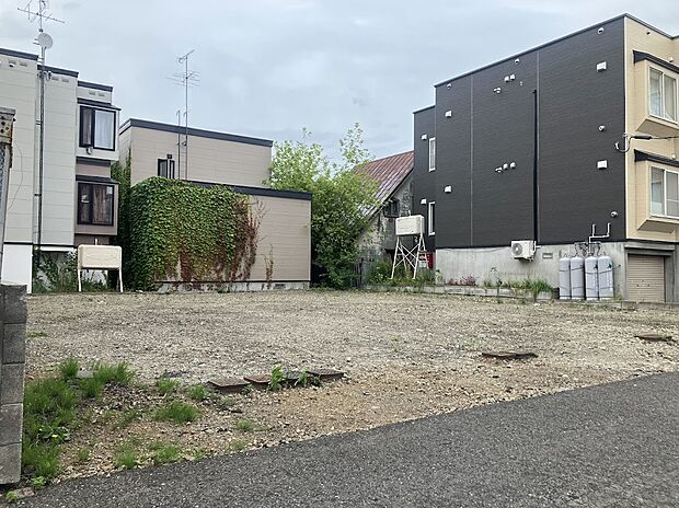 【現地写真】
これから建築がスタートします。現在更地のため、土地の広さや陽当りの良さなどを確認することができます。ぜひ周辺環境と合わせて現地をご覧ください。
(2026年9月撮影)