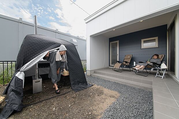 【【お庭】】庭の一角に流行りのテントサウナを設置できるスペースを設けました。テラスには屋根があるので、サウナチェアを置いて“整いスペース”にすることも。