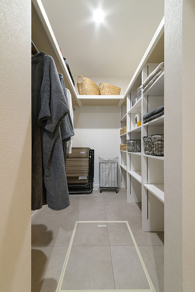 【【ウォークインクローゼット】】ユーティリティスペース奥にはリネン類もすっきり収納できるWICがございます。サウナポンチョやサウナハット、タオルなども掛けることができ便利です。