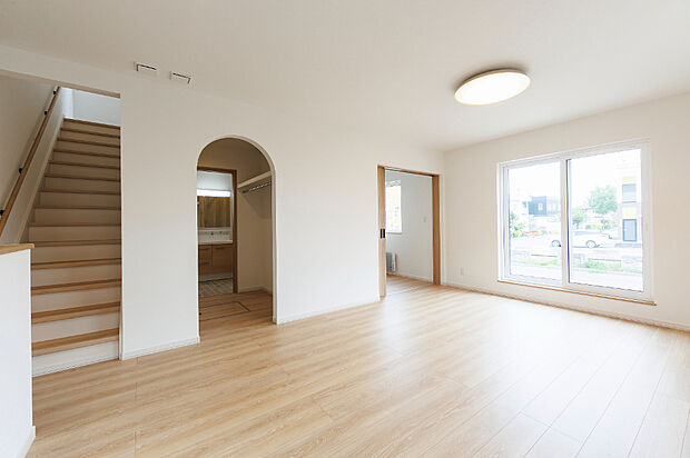 【【リビング】】2方向から自然光が差し込む明るいLDK。適材適所の収納で生活感をすっきり隠しつつ、家族の時間を心地よく過ごせる空間に。
(2025年5月撮影)