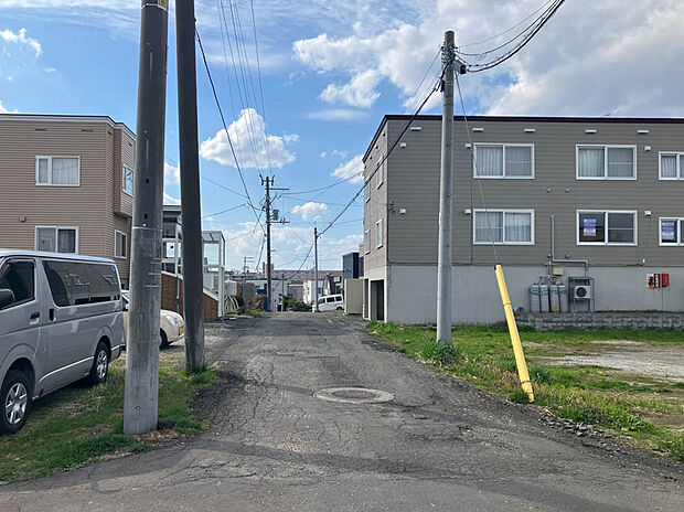 【【現地写真】】幅員約7mの南東側公道です。お車でのすれ違いや駐車もスムーズにできるゆとりの広さです。
(2025年5月撮影）