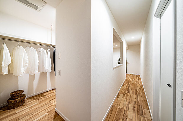 【【2階ウォークインクローゼット】】3.7帖の広々ウォークインクローゼットは、収納力が抜群。季節物や大きな荷物も楽に収納でき、すっきりとした空間をキープ。洋服や小物を整理整頓しやすく、使い勝手も抜群です
