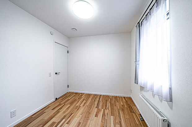 【【洋室B】】4.5帖の洋室は、ウォークインクローゼット付きで収納力抜群。余分な物を収納して広々とした空間を保ち、使い勝手も良好。プライベート空間としても、ゲストルームとしても活躍します。