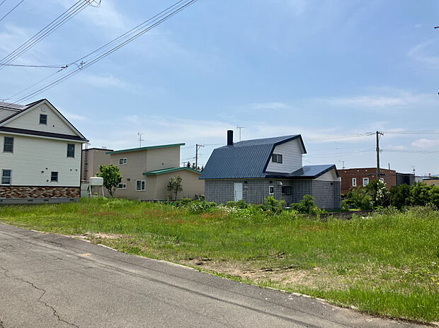 【【現地写真】】前面道路は幅員約6mとゆとりがございます。お車でのすれ違いやの出し入れも楽々ですね。
(2025年6月撮影)