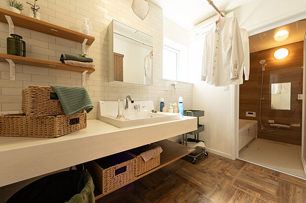 【【ユーティリティ】】ユーティリティは、清潔感のある空間に加え、洗濯物を干せるスペースも確保。家事動線がスムーズで、日常の洗濯作業も快適にこなせます。(2025年10月撮影)