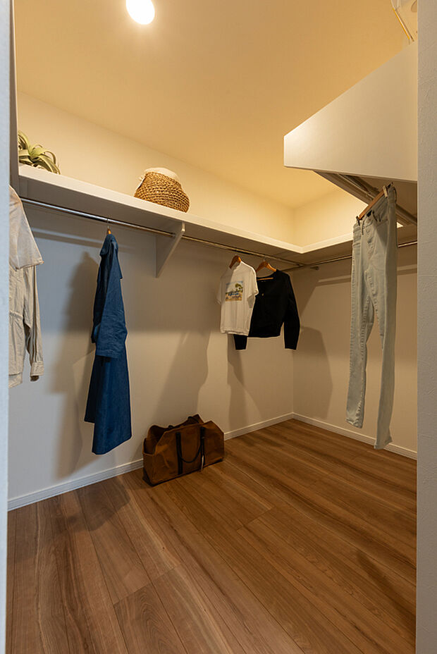 【【主寝室収納】】約3.5帖のウォークインクローゼットは、衣類や季節用品をまとめて収納できる広さを確保。整理整頓しやすく、使いやすい動線で快適に活用できます。(2025年10月撮影)