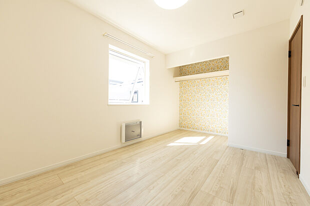 【【洋室C】】約6帖の洋室は、白を基調としたシンプルで明るい空間。家具の配置もしやすく、自分好みにアレンジして快適に過ごせるお部屋です。(2025年10月撮影)