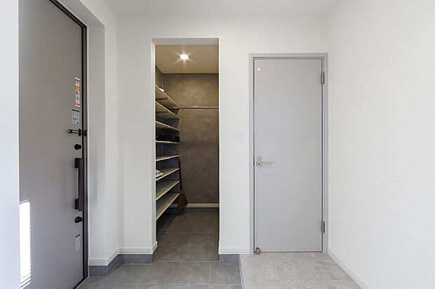 【【玄関】】明るく開放的な玄関には、大容量のシューズインクローゼットを完備。靴や小物をすっきり収納できるため、いつでも整った印象を保てます。心地よさと使いやすさを兼ね備えた玄関です。
(2025年11月撮影)