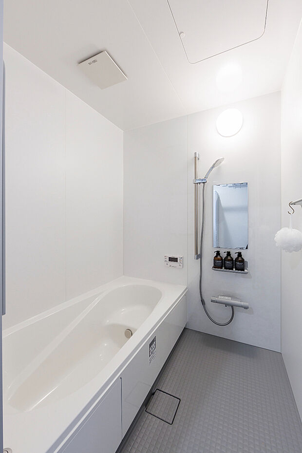 【【浴室】】白を基調とした清潔感あふれる浴室。ゆったりとしたバスタブで心も体もリフレッシュでき、ほっと安らぐバスタイムで1日の疲れをしっかり癒します。
(2025年11月撮影)