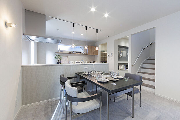 【【ダイニング】】対面式で、リビング・ダイニングを見渡せる開放感あるつくり。リビングイン階段と組み合わせることで、家族の気配を感じながら会話や家事を楽しめる、居心地のよい空間です。
(2025年11月撮影)