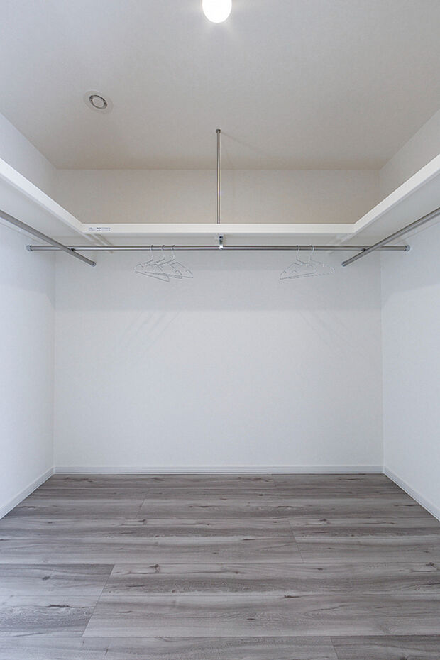 【【主寝室収納】】約3帖のウォークインクローゼットを完備。衣類や小物をまとめて収納でき、季節ごとの洋服もすっきり整理可能。毎日の身支度がスムーズにできる快適な収納です。
(2025年11月撮影)