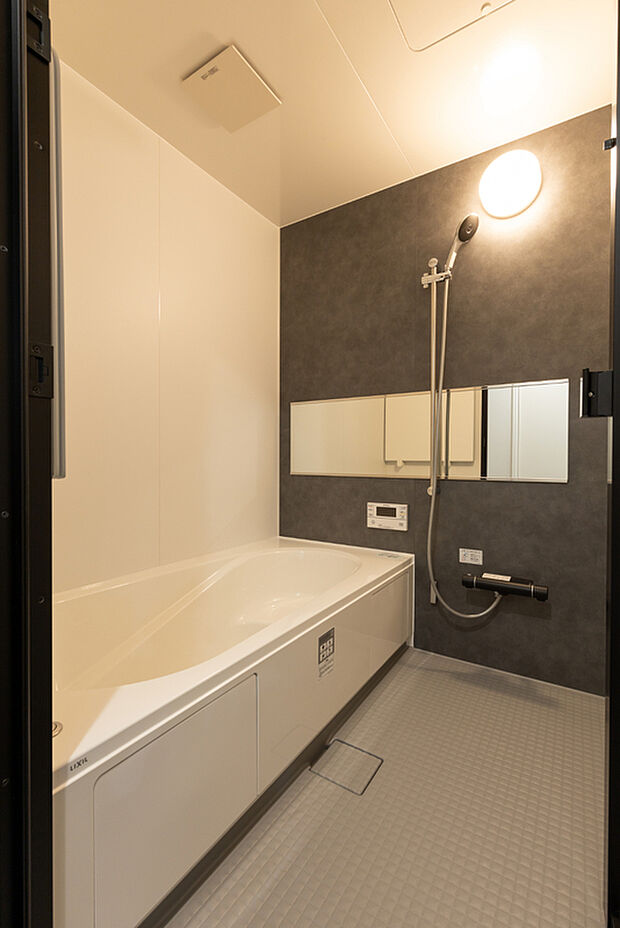 【【浴室】】清潔感あふれる浴室は、心身をリフレッシュできる広さと使いやすい設備を備えています。家族みんなが快適に過ごせるだけでなく、毎日の入浴時間がより豊かになります。
(2025年10月撮影)