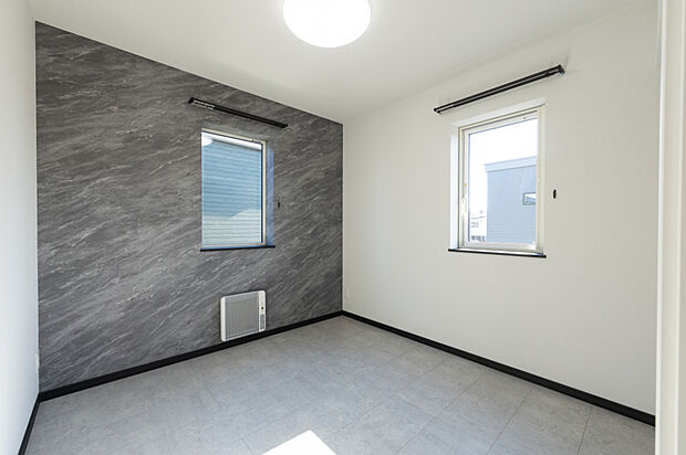 【【洋室B】】2階の約4.5帖洋室。2面採光で明るく風通し良好、一部にアクセントクロスを施したモダンでおしゃれなデザイン。書斎や子ども部屋など多用途に使える空間です。
(2025年10月撮影)