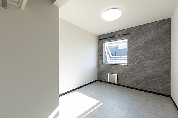 【【洋室C】】約5帖の洋室。片面に窓があり明るさを確保。広い寝室の隣にあるため、書斎や趣味部屋、子ども部屋など、ライフスタイルに合わせて多目的に活用できます。
(2025年10月撮影)