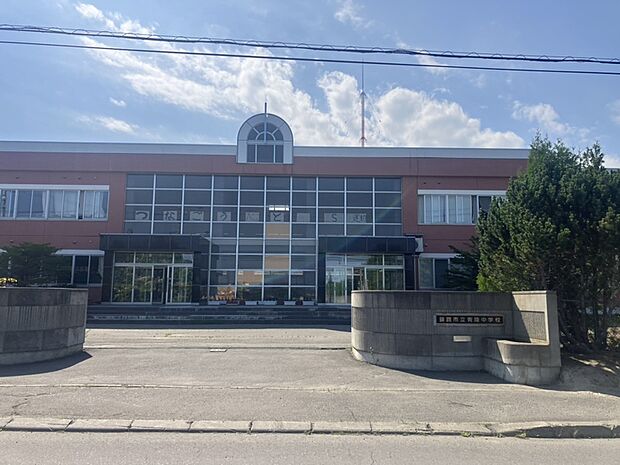 青陵中学校(約1,400m)