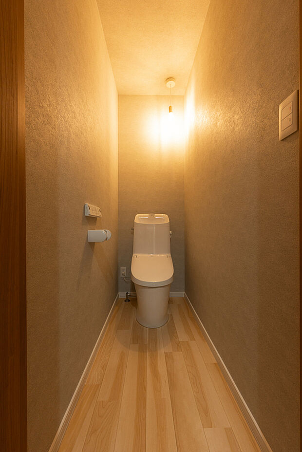 【【トイレ】】玄関入って左奥にあるトイレは、ウッディな素材で温かみのある雰囲気。落ち着いたつくりで、短い時間でもリラックスでき、毎日の使い勝手も快適です。
(2025年10月撮影)