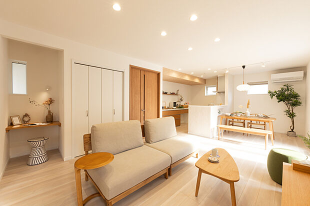 【【リビング】】収納やインテリアカウンターを備えたリビングは、機能性とデザイン性を両立。小物を飾ったり、ちょっとした作業もでき、暮らしやすさを実感できる場所です。
(2025年10月撮影)