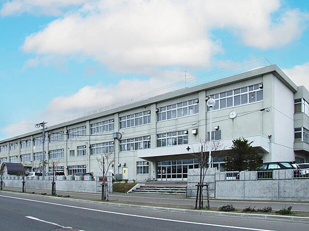 札苗北中学校(約850m)