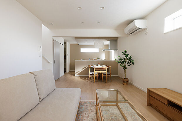 【【リビング】】ホワイトを基調としたジャパンディスタイルの内装とストレートな間取りが広がりを感じさせるLDK。大きな窓から自然光がたっぷりと降り注ぎ、心地よい暮らしを演出します。(2026年1月撮影)