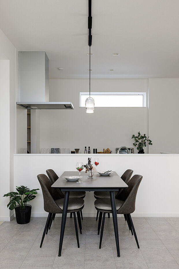 【【ダイニング】】キッチンのすぐ隣にあるダイニングは、温かいまま料理を楽しめる便利な配置。片付けもスムーズで、家事の負担を軽減しながら家族との時間をゆったり過ごせます。(2026年1月撮影)